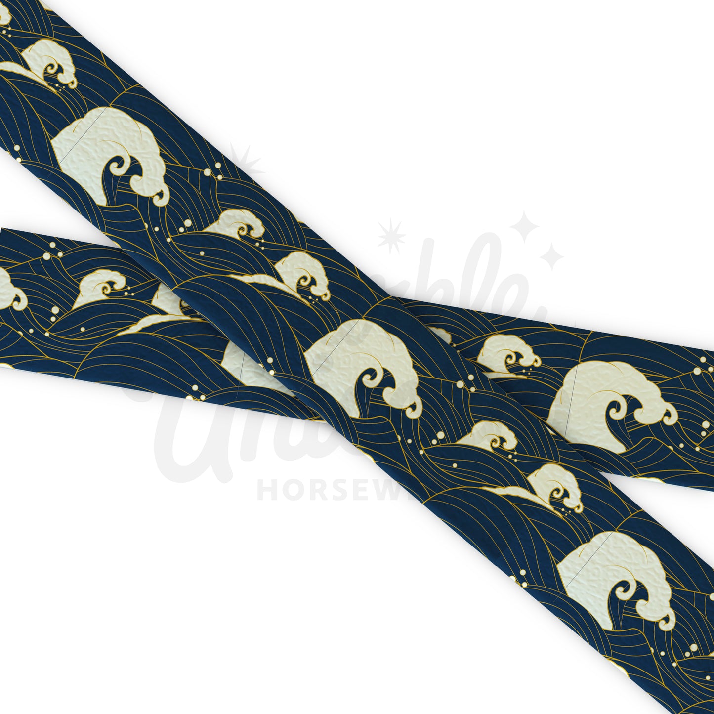 Nasalina Japanese Sensation con onde dorate su sfondo blu notte in stile Golden Tide, realizzata in Biothane con Stampa UV per una maggiore durabilità e stile, impermeabile e resistente per ogni avventura.